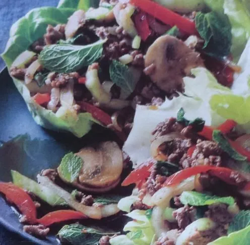 Ingwer-Rindfleisch und Pilz-Lettuce-Wraps