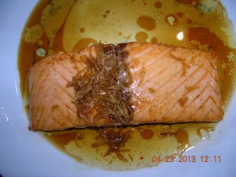 Gebratener Lachs in Sojasauce