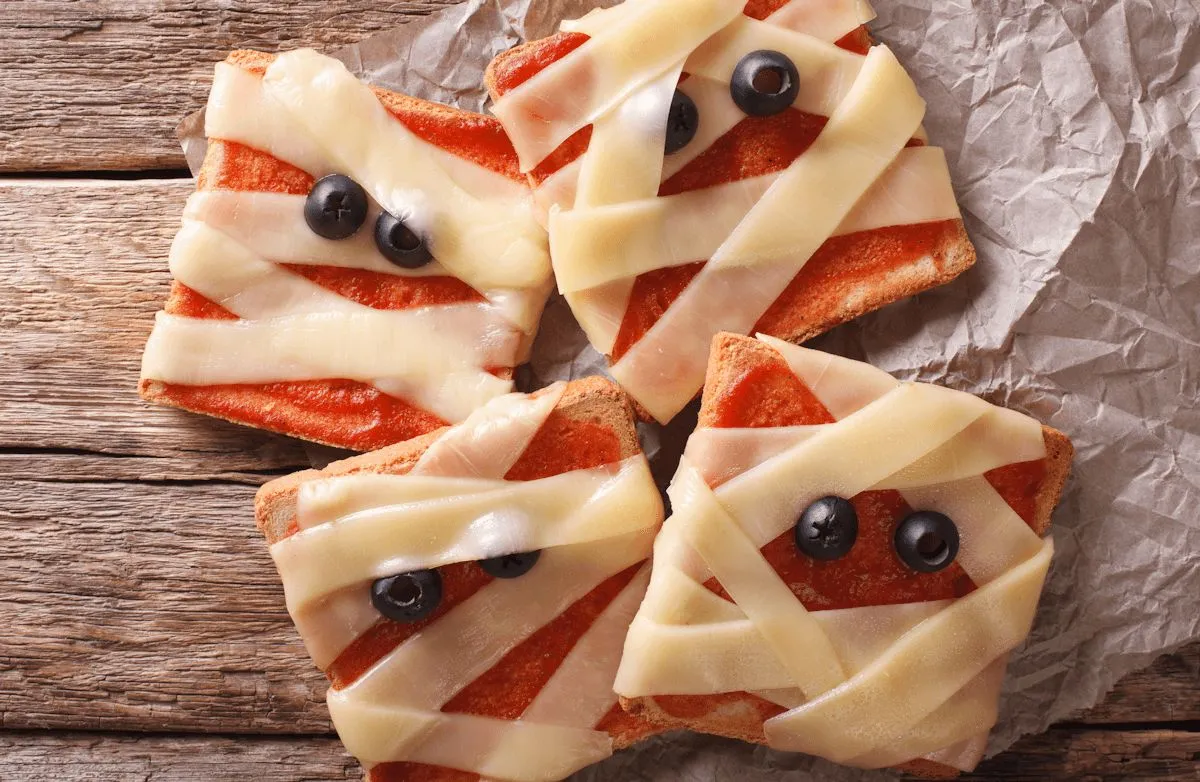Halloween-Mumienbrot (Pizza-Toast)