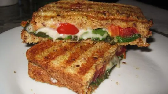 Tomaten-, Basilikum- und Mozzarella-Panini-Sandwich