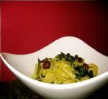 Fettuccine mit Pepitas, Spinat und Cranberries