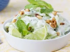 Gurkensalat mit Honig-Limetten-Joghurt-Dressing