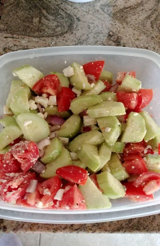 Griechischer Gurken-Tomaten-Zwiebel-Salat
