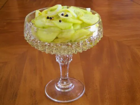 Eingelegte Gurken- und Zwiebelscheiben