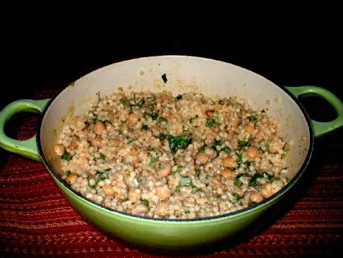 Gerösteter israelischer Couscous mit Kichererbsen, Tahini und Minze (Vegan)