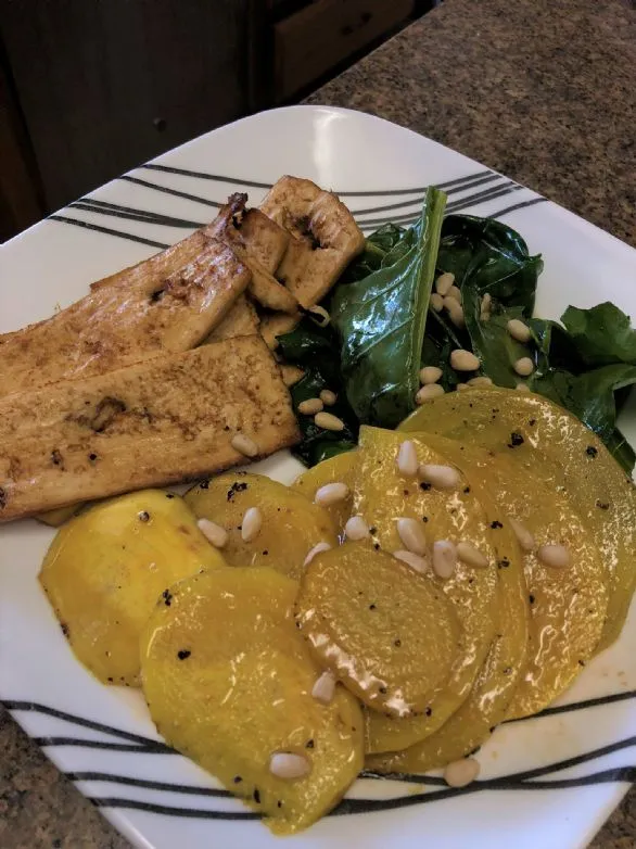 Sesam-Orange-Rüben mit Rübenblättern