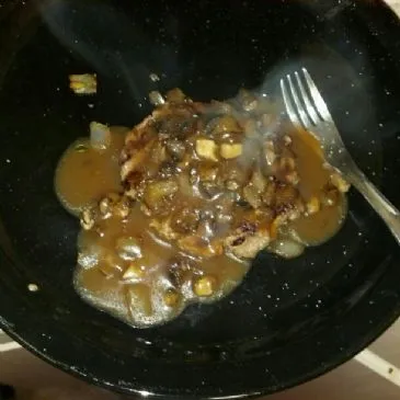 Hamburgersteaks mit sautierten Champignons und Zwiebeln in Bratensoße