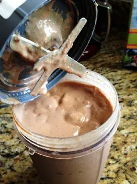 Ballaststoffreicher Schokoladen-Erdnussbutter-Bananen-Smoothie