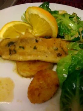 Scholle/Tilapia/Beliebige weiße Fischfilets mit einfach gebratenen Kartoffeln in einer Orangen-Minze-Butter-Sauce