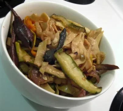 Balsamico-geröstetes Gemüse mit frischer Fettuccine