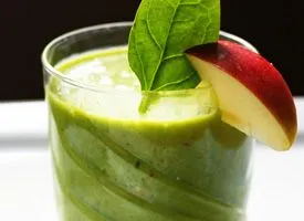 Spinat-Apfel-Pfirsich-Smoothies