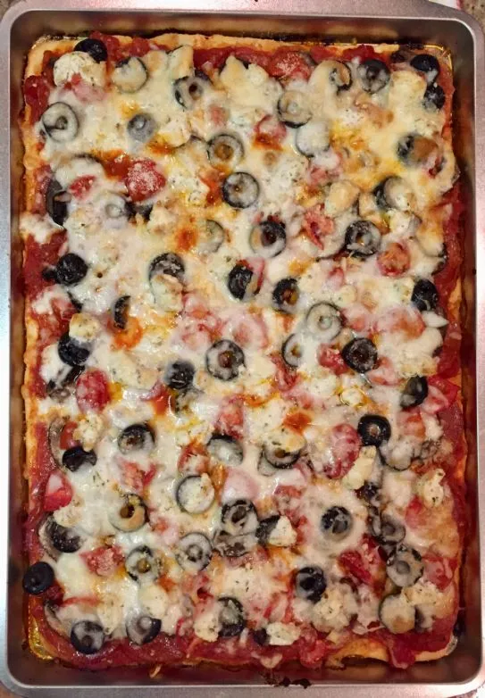 Fathead-Pizzateig mit Kokosmehl (Gemüse-Pizza)