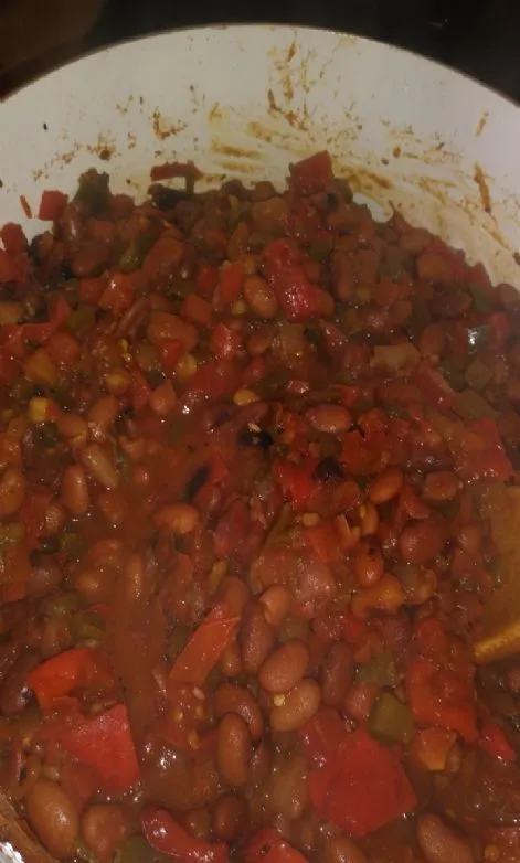 Vegetarisches Chili mit gerösteten roten Paprika