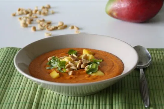 Rote Paprika-Mango-Thai-Suppe mit Erdnüssen