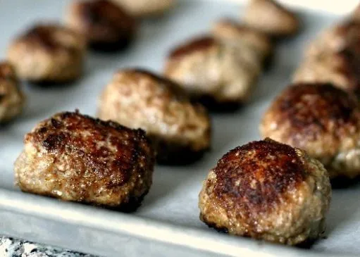 Schweine-, Apfel- und Salbei-Fleischbällchen