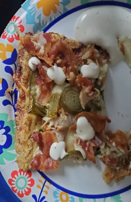 Hähnchenkrusten-Hähnchen-Bacon-Ranch-Pizza