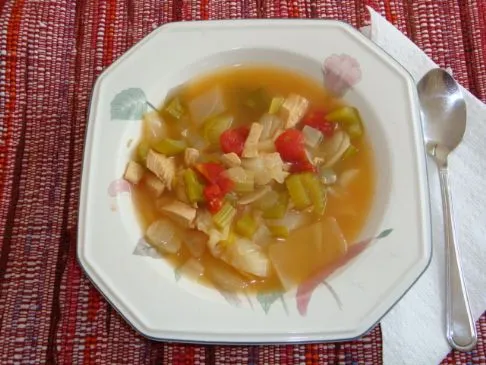Würzige Hühnergemüse-Suppe