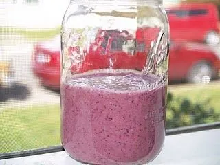 Roher Macadamia- und Beeren-Smoothie