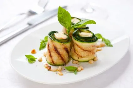 Gegrillte Zucchini mit Feta und Pesto