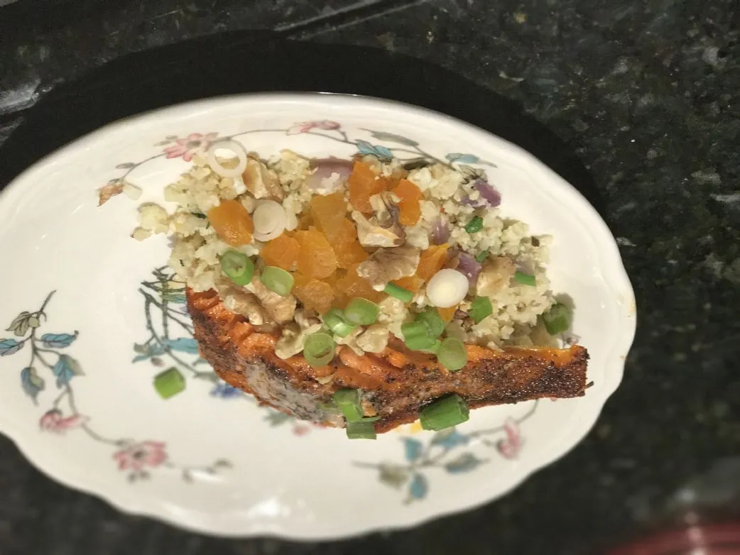 Schwarzer Lachs mit Blumenkohlreis