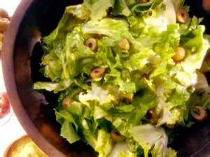 Grüner Salat mit Anchovisdressing