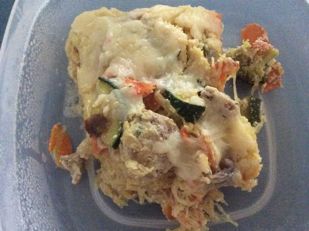 Überbackene Spaghettikürbis-Ziti mit Sommergemüse