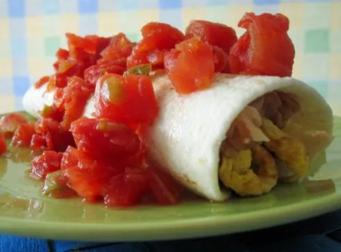 Frühstück Burrito mit Ei, Käse und Bohnen