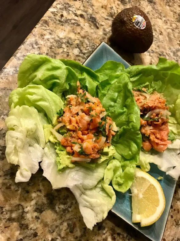 Lettuce Wraps mit Räucherlachs-Salat