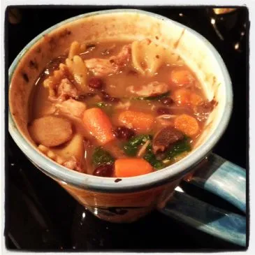 Suppe mit schwarzen Bohnen und Hähnchen