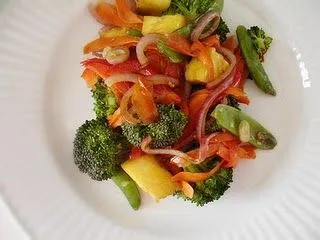 Rohes Gemüse-Pfannengericht mit Ananas