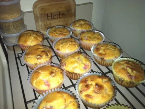 Muffins mit weißer Schokolade, Erdbeeren und Banane (leicht)