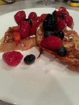 Pain Perdu mit Champagner-glasierten Beeren