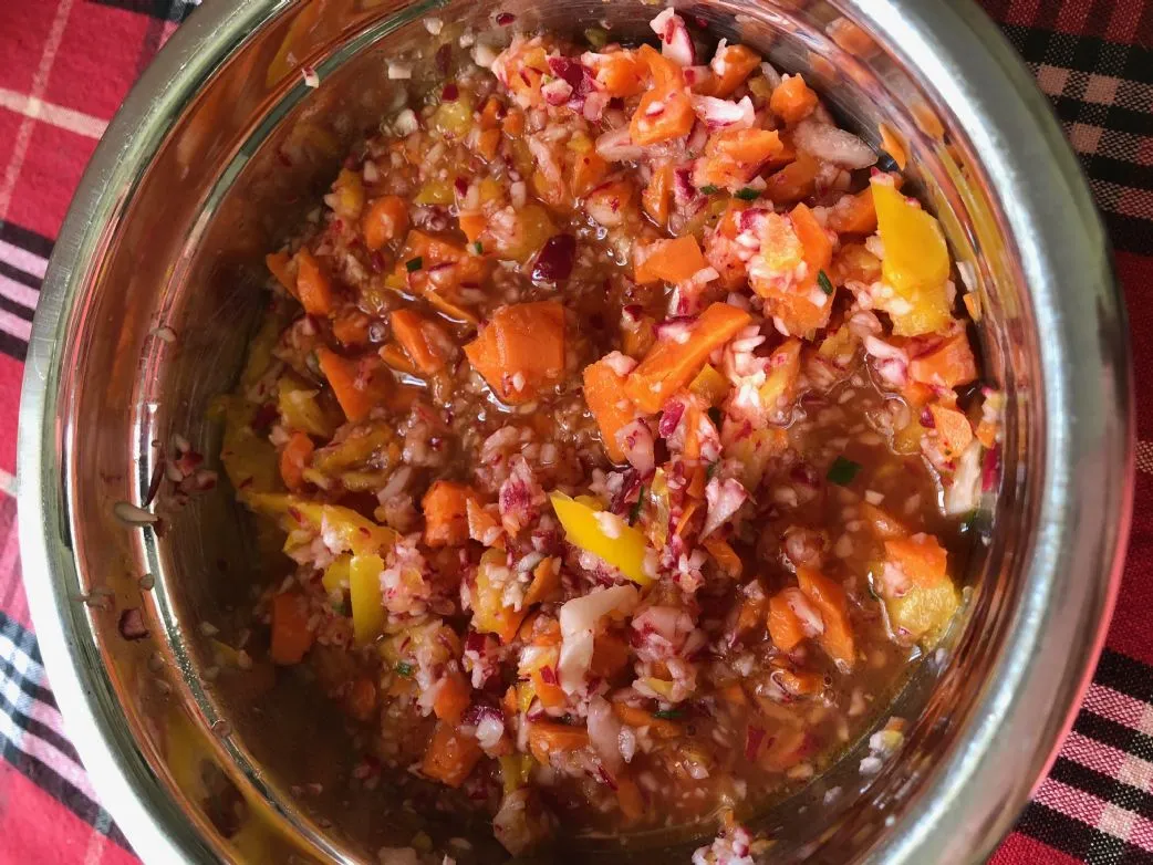 Radieschen-Slaw mit New Yorker Deli-Dressing