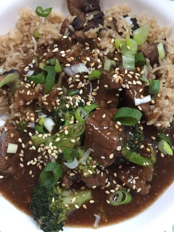 Rindfleisch und Brokkoli im Schnellkochtopf