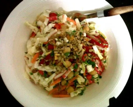 Geriebener Salat mit Kichererbsen, Feta, Sonnenblumenkernen und Kokos-Limetten-Dressing