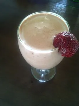 Schokoladen-Bananen-Kiwi-Erdbeer-Smoothie