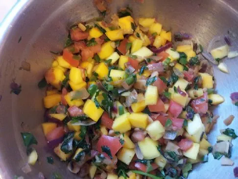 Bens würzige Mango-Salsa (Fisch- oder Hähnchenbelag)