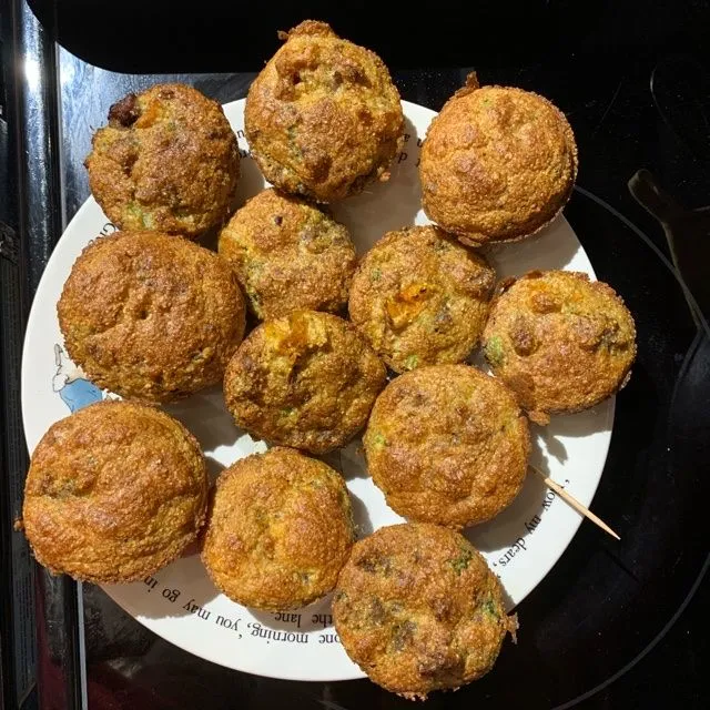 Maismehl-Wurst-Muffins