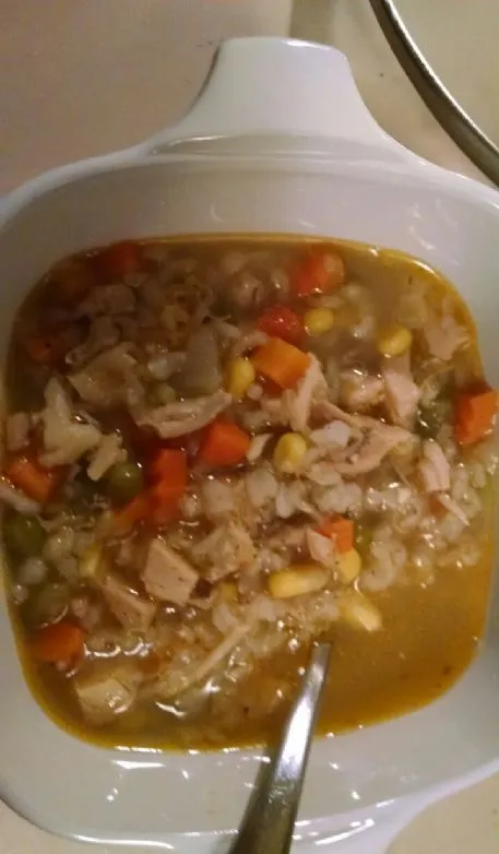 Hühnchen-Reis-Gemüsesuppe