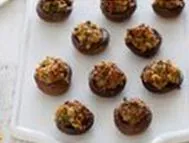 Mit Wurst gefüllte Champignons