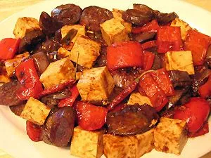 Scharfes Auberginen-Tofu-Pfannengericht