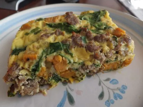 Süßkartoffel-, Spinat- und Wurstauflauf