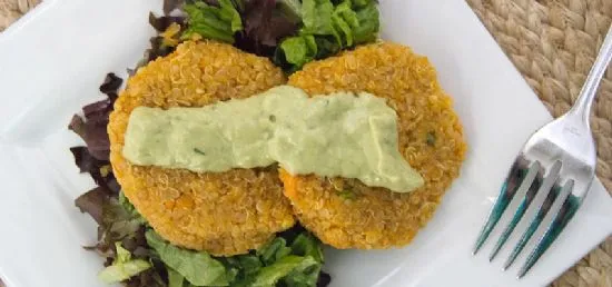Süßkartoffel-Quinoa-Patties mit Avocado-Limetten-Dressing