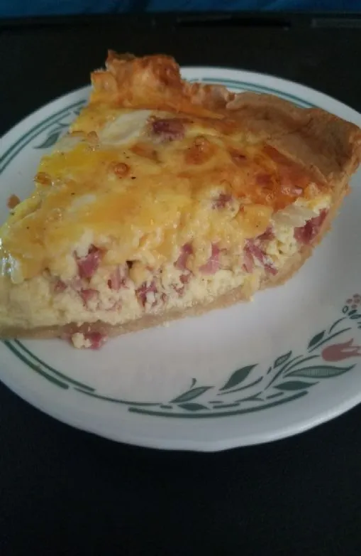 Quiche ohne Kruste mit Putenbacon, Cheddar und Zwiebeln