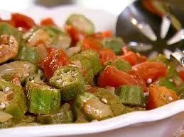 Geschmorte Okra und Tomaten