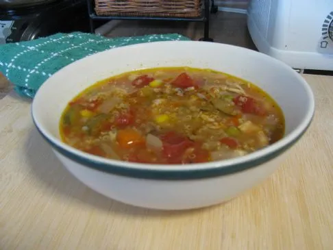 Gemüse-Hühnchen-Quinoa-Suppe