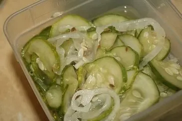 Eingelegte Knoblauch-Dill-Gurken aus dem Gefrierfach