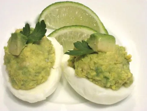 Guacamole gefüllte Eier