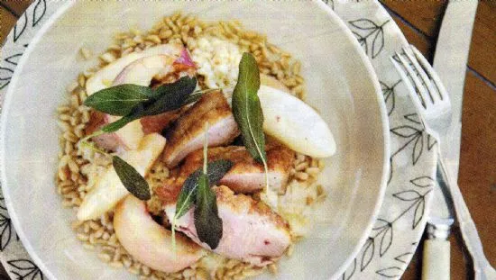 Enten-, Fregola-, knuspriger Salbei- und Pfirsichsalat