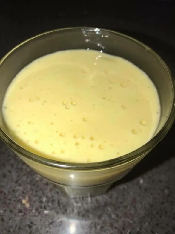 Tropischer Fruchtsmoothie